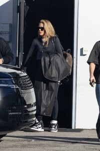 Khloe-Kardashian---Departs-the-studio-in-Los-Angeles-03.jpg