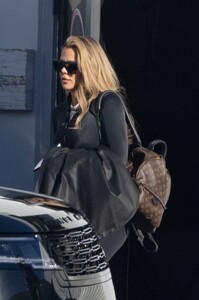 Khloe-Kardashian---Departs-the-studio-in-Los-Angeles-04.jpg