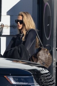 Khloe-Kardashian---Departs-the-studio-in-Los-Angeles-05.jpg