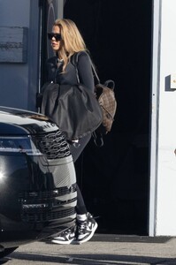Khloe-Kardashian---Departs-the-studio-in-Los-Angeles-07.jpg