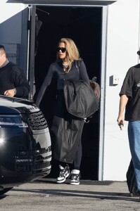 Khloe-Kardashian---Departs-the-studio-in-Los-Angeles-11.jpg