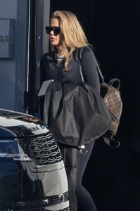 Khloe-Kardashian---Departs-the-studio-in-Los-Angeles-12.jpg