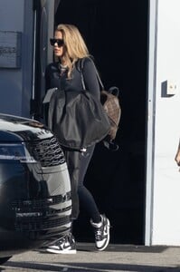 Khloe-Kardashian---Departs-the-studio-in-Los-Angeles-24.jpg