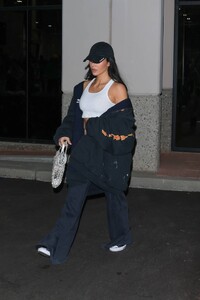 Kim-Kardashian---Exits-sons-Saints-basketball-game-at-Sports-Academy-in-Thousand-Oaks-03.jpg