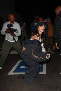 Kim-Kardashian---Exits-sons-Saints-basketball-game-at-Sports-Academy-in-Thousand-Oaks-15.jpg