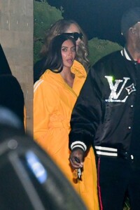 Kim-Kardashian---With-Mariah-Carey-leaving-dinner-with-their-kids-at-Nobu-in-Malibu-01.jpg