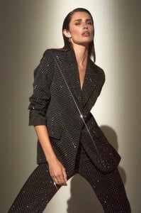 LIFESTYLE_CROPS_KIRA_BLACK_BLAZER_1.jpg