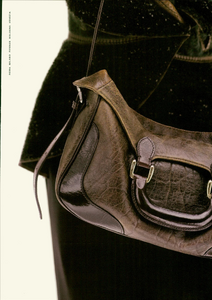 Lagerfeld_Fendi_Fall_Winter_2005_06_03.thumb.png.0c7131924e634b1e025fbeaab066540a.png