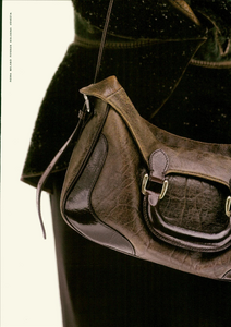 Lagerfeld_Fendi_Fall_Winter_2005_06_03.thumb.png.ee80f7e982b8104df85e4e99402333b8.png