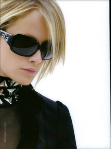 Lagerfeld_Fendi_Fall_Winter_2005_06_04.thumb.png.197564240629fe1f52fc47e95d443e1b.png