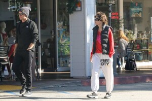 Lisa-Rinna---With-her-husband-Harry-Hamlin-at-the-popular-Beverly-Glen-Deli-in-Los-Angeles-07.jpg