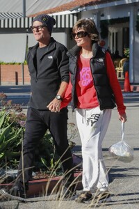 Lisa-Rinna---With-her-husband-Harry-Hamlin-at-the-popular-Beverly-Glen-Deli-in-Los-Angeles-12.jpg