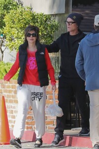 Lisa-Rinna---With-her-husband-Harry-Hamlin-at-the-popular-Beverly-Glen-Deli-in-Los-Angeles-13.jpg