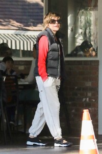 Lisa-Rinna---With-her-husband-Harry-Hamlin-at-the-popular-Beverly-Glen-Deli-in-Los-Angeles-14.jpg