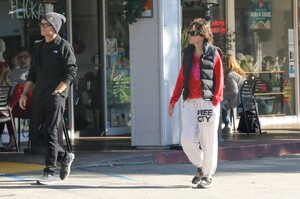 Lisa-Rinna---With-her-husband-Harry-Hamlin-at-the-popular-Beverly-Glen-Deli-in-Los-Angeles-21.jpg