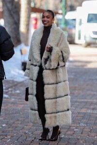 Lori_Harvey_heads_to_Revolve_with_her_mom_Marjorie_in_Aspen_12-15-2023__2_.jpg