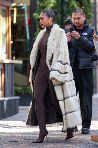 Lori_Harvey_heads_to_Revolve_with_her_mom_Marjorie_in_Aspen_12-15-2023__7_.jpg