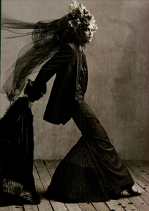 Meisel_Gianfranco_Ferr_Fall_Winter_2005_06_03.thumb.png.bb0b5cd547b46fb7c560e34958768dc5.png