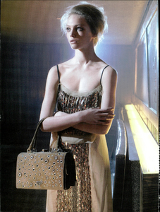 Meisel_Prada_Fall_Winter_2005_06_01.thumb.png.16d77626569518a84a2bbb1e3236d0a1.png