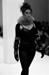 Monica_Dolce_Gabbana_FW1991_16.jpg