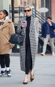 Nicky-Hilton---On-a-stroll-in-New-York-09.jpg