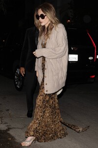 Paris-Jackson---Arrives-at-a-Golden-Globe-after-party-in-Hollywood-01.jpg