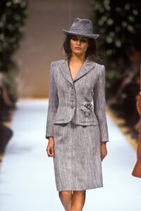 PierreBalmain2001HauteCouture36.thumb.jpg.836162c53cfc825d7903897943cce380.jpg