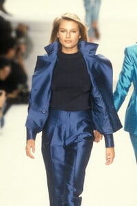 RalphLauren1996WomenRTW107.thumb.jpg.fae2b07e0f0971eca9c1f3a8161e59bc.jpg