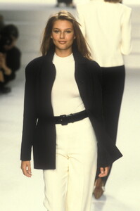 RalphLauren1996WomenRTW25.thumb.jpg.a96a9d21558b3ccbd525bada00afa33e.jpg