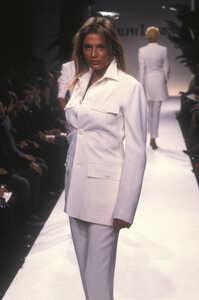 RalphLauren1997WomenRTW153.thumb.jpg.fe32a645ad50ed33b67287880a39ce77.jpg