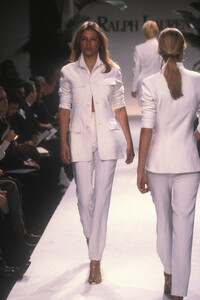 RalphLauren1997WomenRTW79.thumb.jpg.d3d00bafdf02023618c3c89835ae34dd.jpg