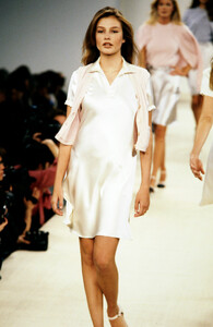 RalphLaurenSS19957.thumb.jpg.9aa48f9142b0a514a1bcb8a614f310d4.jpg