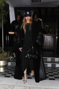 Rihanna---Left-The-Bird-Streets-Club-after-a-night-out-in-West-Hollywood-04.jpg