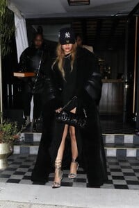 Rihanna---Left-The-Bird-Streets-Club-after-a-night-out-in-West-Hollywood-07.jpg