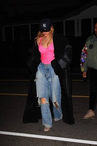 Rihanna---Seen-at-Italian-restaurant-Giorgio-Baldi-in-Santa-Monica-03.jpg