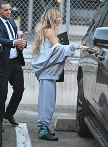 Rita-Ora---pictured-arriving-at-the-JFK-Airport-in-New-York-05.jpg