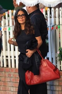 Salma-Hayek---Being-honored-at-the-2023-Baby2Baby-Gala-12.jpg