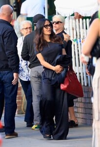 Salma-Hayek---Being-honored-at-the-2023-Baby2Baby-Gala-13.jpg