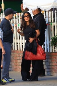 Salma-Hayek---Being-honored-at-the-2023-Baby2Baby-Gala-15.jpg