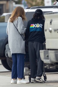 Shannen-Doherty---On-a-grocery-run-with-her-mom-in-Malibu-01.jpg