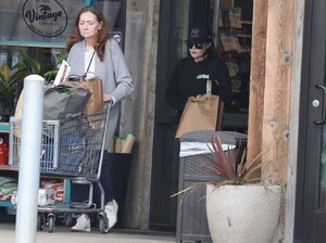 Shannen-Doherty---On-a-grocery-run-with-her-mom-in-Malibu-04.jpg