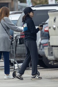 Shannen-Doherty---On-a-grocery-run-with-her-mom-in-Malibu-18.jpg