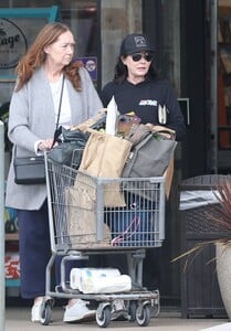 Shannen-Doherty---On-a-grocery-run-with-her-mom-in-Malibu-19.jpg