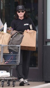 Shannen-Doherty---On-a-grocery-run-with-her-mom-in-Malibu-36.jpg