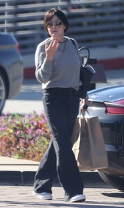 Shannen-Doherty---Seen-on-a-New-Years-Day-Brunch-with-her-mother-in-Malibu-05.jpg