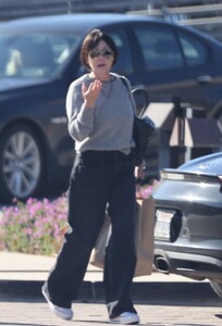 Shannen-Doherty---Seen-on-a-New-Years-Day-Brunch-with-her-mother-in-Malibu-06.jpg