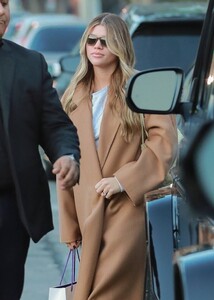 Sofia-Richie---Shopping-on-Melrose-Place-in-West-Hollywood-07.jpg