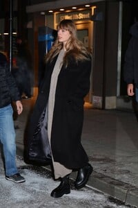Taylor-Swift---Arriving-at-Electric-Lady-Studios-in-New-York-01.jpg