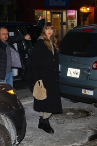 Taylor-Swift---Arriving-at-Electric-Lady-Studios-in-New-York-03.jpg