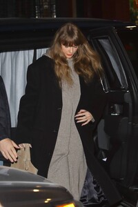 Taylor-Swift---Arriving-at-Electric-Lady-Studios-in-New-York-04.jpg